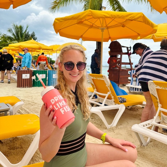 Meet your Posher, Kat 🌷 - Picture 2 of 2